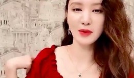 张萌爆料弹琴视频播放,琴音悠扬，才女风采尽显